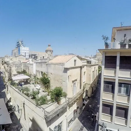 Central Suites Lecce בית הארחה *